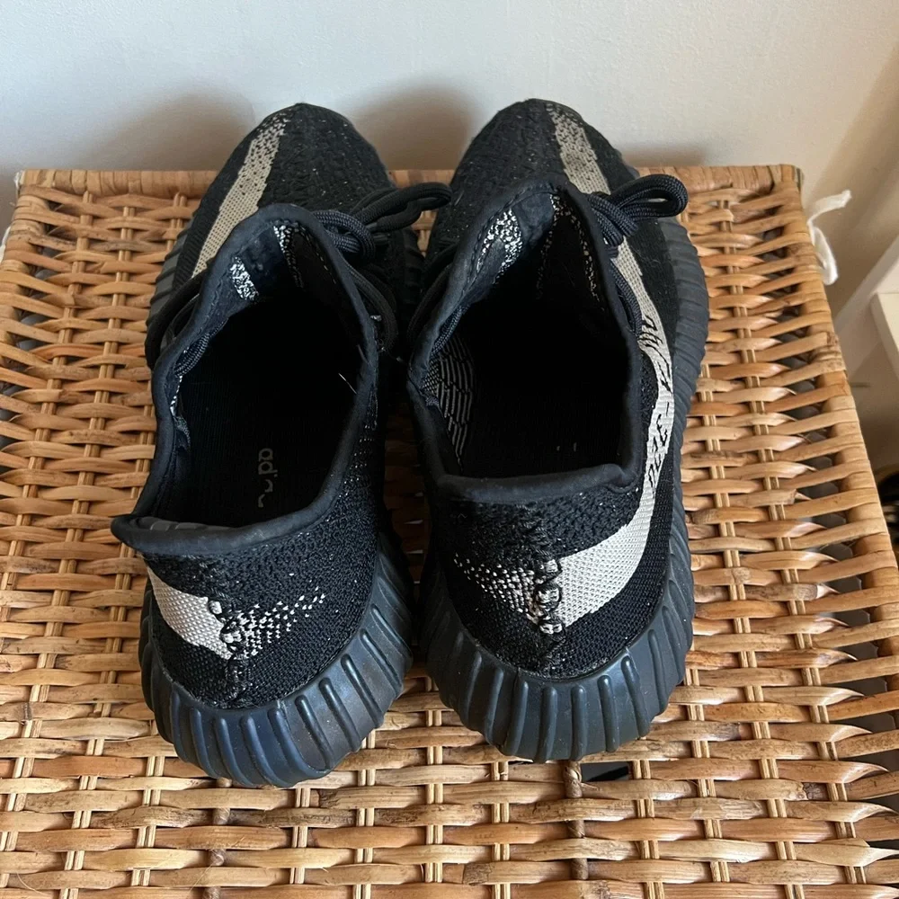 Yeezy Boost 350 V2 'Oreo' 2022 * Authentic* - Picture 4 of 9